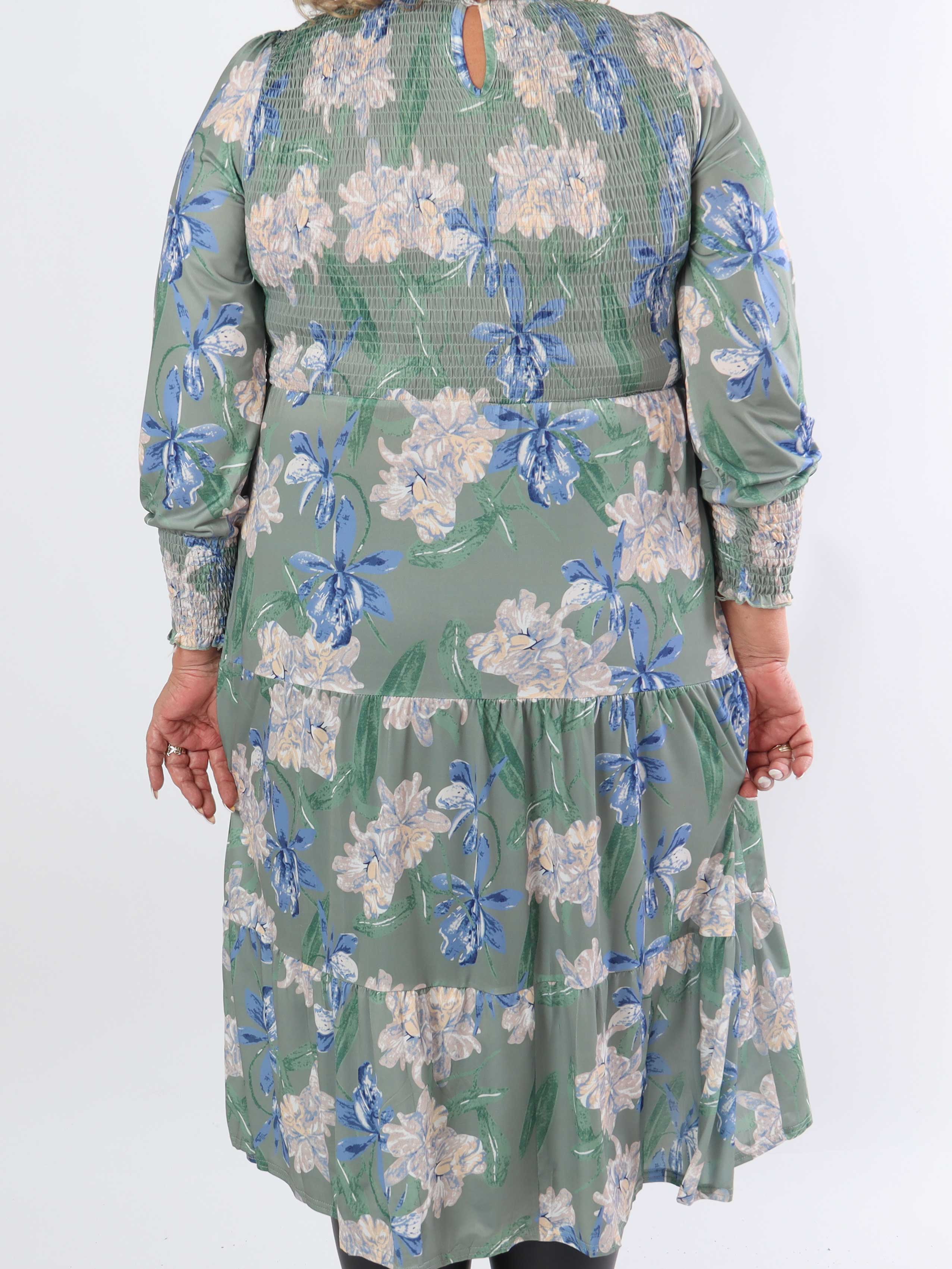 Kelly Flower Dress - Elastisk plus size kjole med smock henover brystet